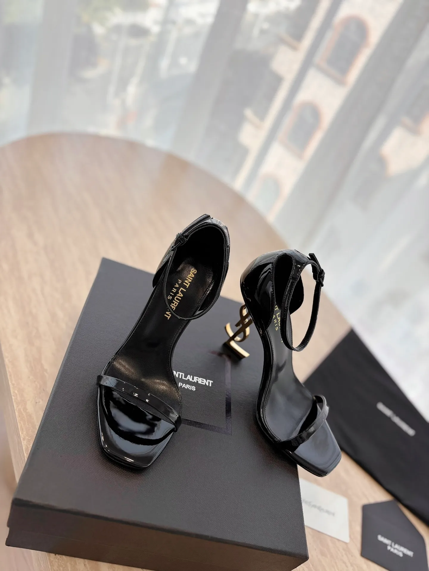 👟👟Ex-factory price 520👟👟 "SAINT LAUREN*" Saint Laurent YSL classic high-heeled shoes and sandals. Only YSL understands women's hearts best and does not accept refutation. It is a super invincible feminine artifact and a must-have for women (z-product full-body customization, own molded hardware accessories, perfect consistency). Compare the differences between pictures and products on the market ✔ Upper: Customized imported calf patent leather ✔Inner lining: imported 🐑 sheepskin ✔Sole: imported genuine leather outsole ✔Heel height: 10.5cm ✔Number of yards: 35-39 (40 can be customized and non-returnable) (Full set of packaging)
